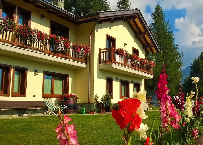 Guest house Le Coin Des Melezes - Ski, Nature & Trek - In Di Montagna 3*